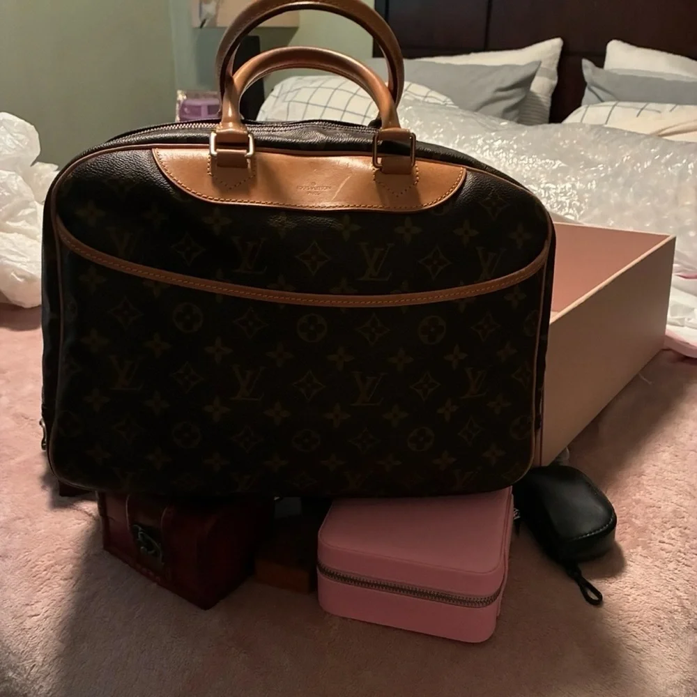 Louis vuitton really popular and stylish dueaville bag plenty of room perfect 😍